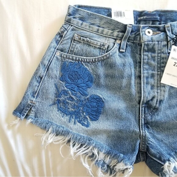 Levi's Pants - 🍒NWT🍒 LEVI'S EMBROIDERED HIGH RISE SHORTS